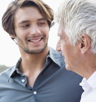 Jeune audioprothésiste AUDIO 2000 qui accompagne un patient en centre